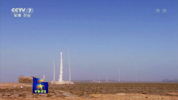 《央視》公佈「火箭軍大練兵」的高清發射視頻，出現東風-21C彈道導彈「一次齊射10枚」的震撼畫面。（圖／翻攝自央視）