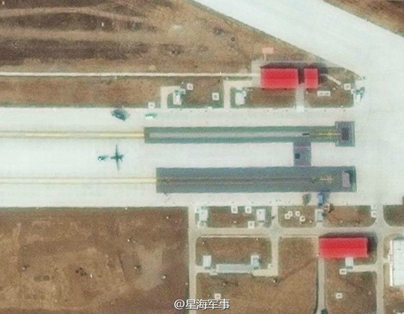 網路曝光疑似一架大型無人機停在荒地村興城基地的實驗航母彈射器前，準備測試彈射起飛。（圖／翻攝自大陸網站）