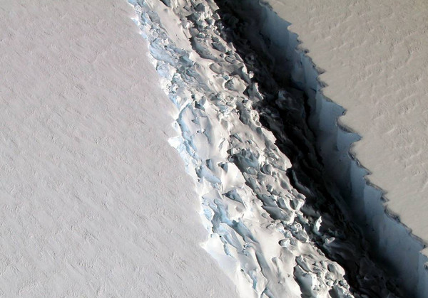 南極拉森C冰棚出現巨大裂縫。（圖／翻攝自NASA官網）