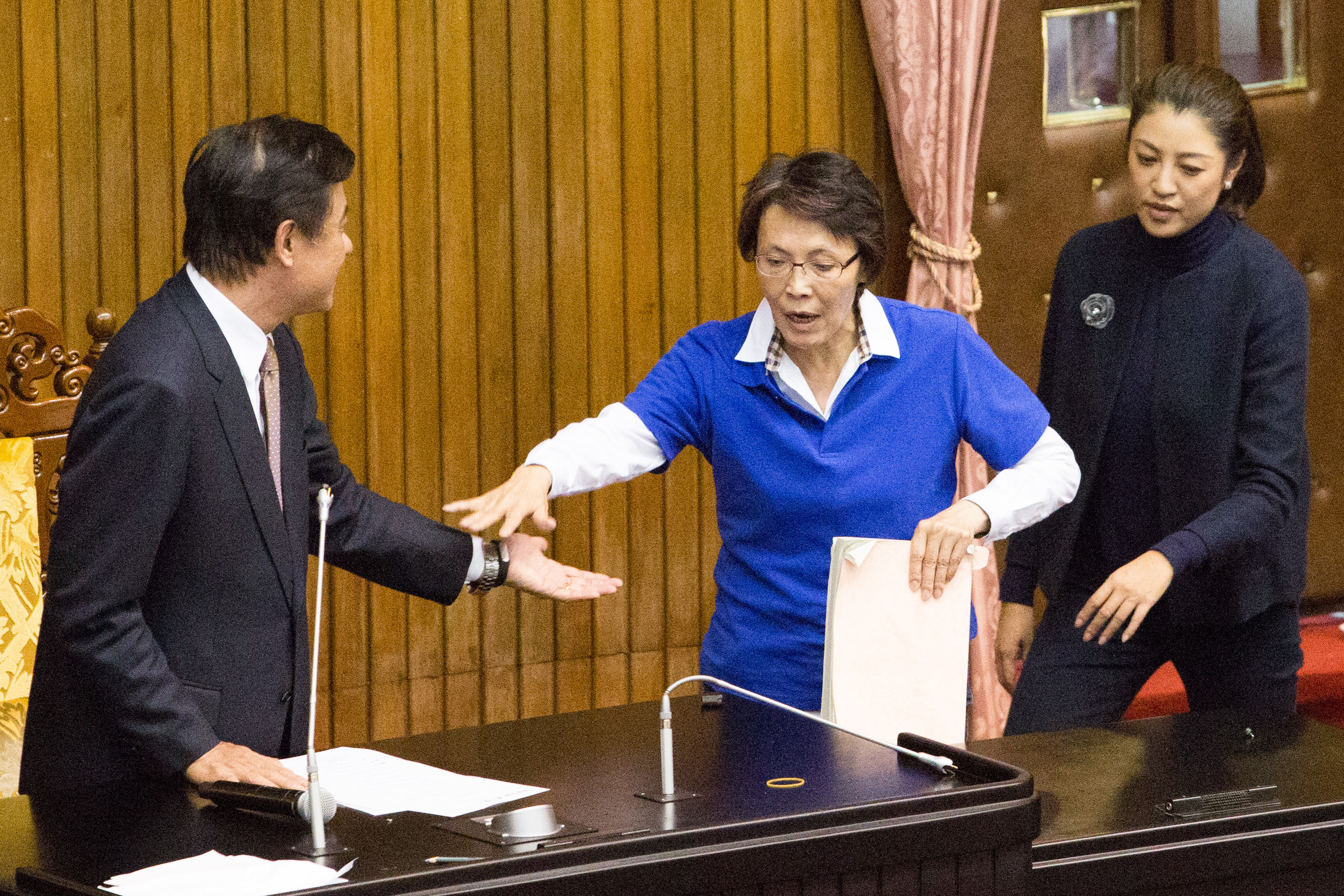 國民黨立法院黨團佔領主席台與民進黨立法院黨團發生衝突,蘇嘉全,黃昭順（圖／記者季相儒攝）