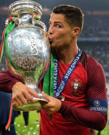▲C羅笑捧歐國盃冠軍獎杯。（圖／翻攝自C羅Instagram）