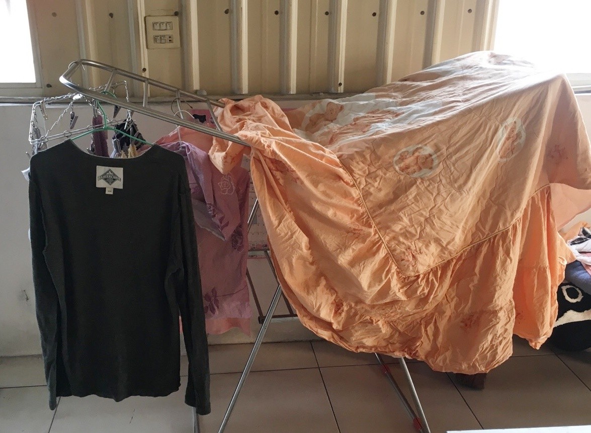 室內曬衣。（圖／記者嚴云岑攝，請勿二次使用）