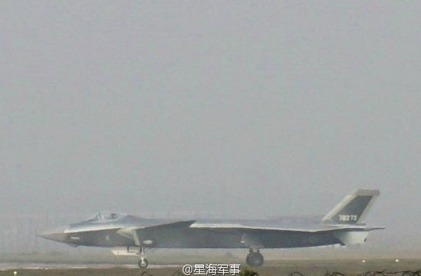 2架已刷上空軍編號「78271」及「78272」的殲-20，出現於中國西北甘肅鼎新空軍戰術訓練基地（FTTC）。（圖／翻攝自大陸軍網）