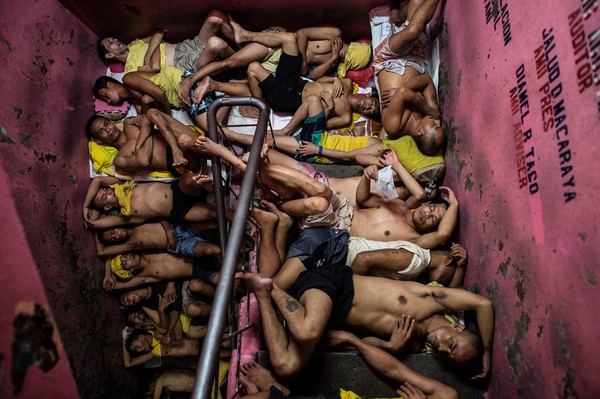 ▲菲律賓監獄被塞爆，囚犯輪班睡樓梯（圖／CFP）