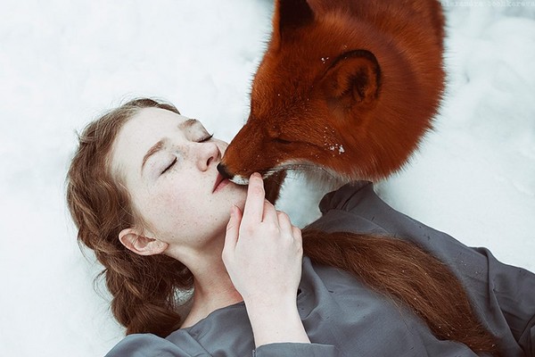 红发女孩抱着狐狸图片