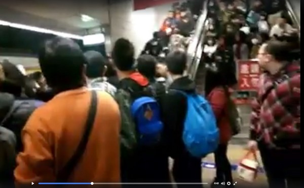 新北耶誕城散場後，板橋車站月台手扶梯發生推擠流血意外，3女送醫。（圖／翻攝自爆料公社）