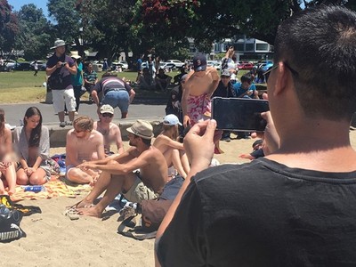 當女孩海灘「解放乳頭」爭自主權　看看這些遊客狂拍裸照的臉…