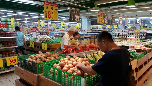 賣場選水果。（圖／大潤發提供）