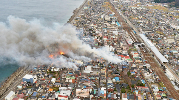日本新潟大火延燒11小時，吞噬140建築。（圖／路透社）