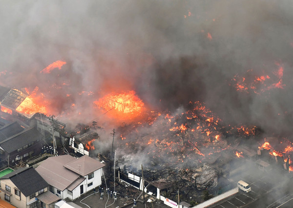 日本新潟大火延燒11小時，吞噬140建築。（圖／路透社）