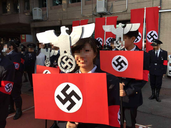 ▲整班裝扮成納粹德國黨衛軍。（圖／翻攝自台灣人在歐洲，下同）