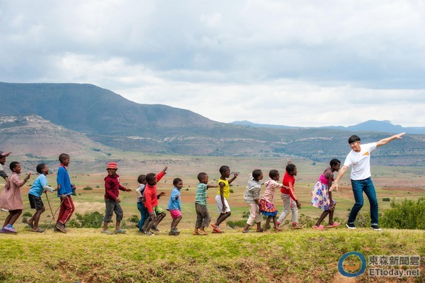 宥勝前往非洲賴索托參加世界展望會資助兒童計畫。（圖／台灣世界展望會提供）