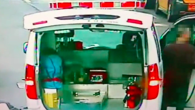 北投一名吸毒男子偷開走救護車，連撞3輛轎車才停下。（圖／記者張曼蘋翻攝）