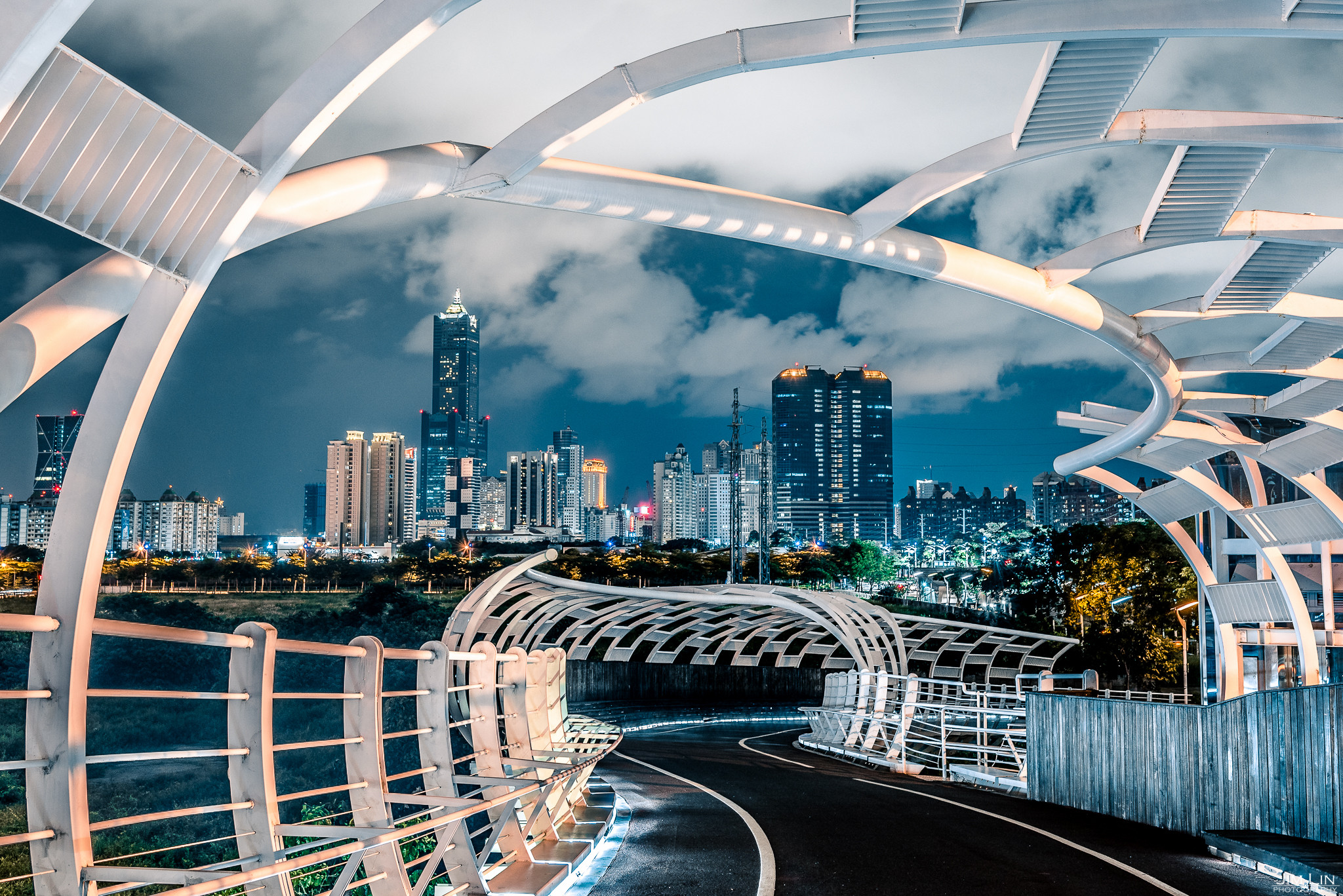 ▲全台最美「空中自行車道」　乘著晚風飽覽高雄港都夜景（圖／攝影師Jim Lin提供）