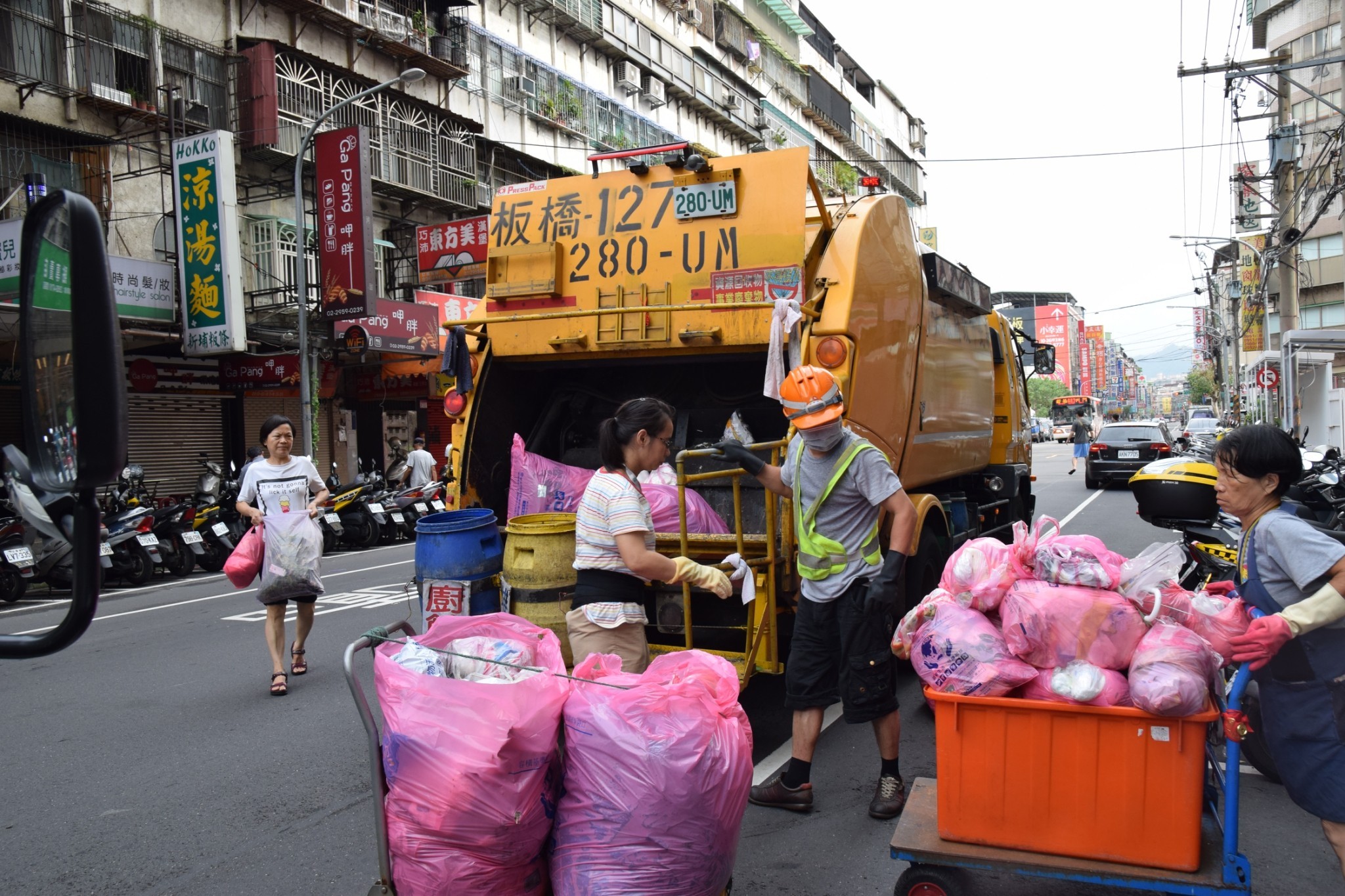 新北市環保局因應一例一休上路，清潔隊將在除夕加班收運，隨後休假直到初四才上班，民眾年終大掃除要把握時間。(圖／記者孫曜樟翻攝)