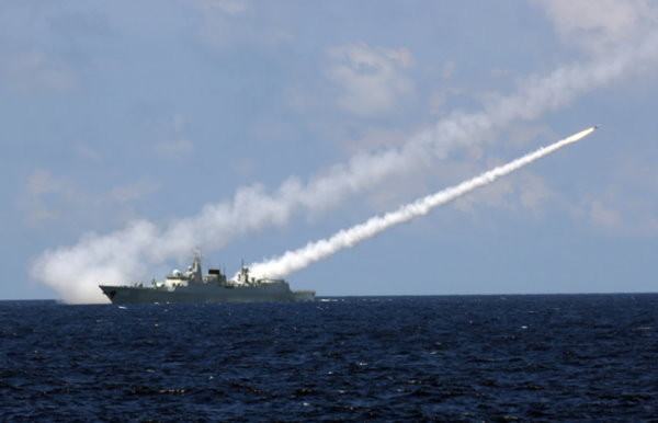 解放軍海軍052B型導彈驅逐艦廣州艦（舷號168）於南海軍演中發射防空導彈。時間在2016年7月8日。（圖／翻攝自大陸軍網）