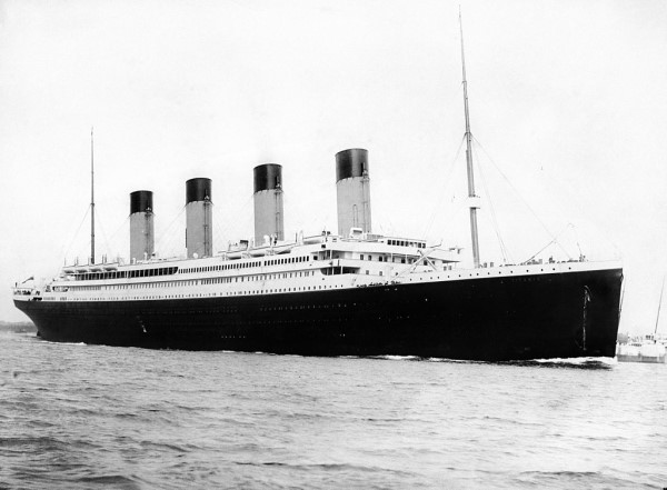 大多數人都熟知鐵達尼號是撞到冰山造成而沈船，但愛爾蘭有記者發現，船艙內大火造成船身脆弱，才是導致船難發生的主因。（圖／翻攝自維基百科）