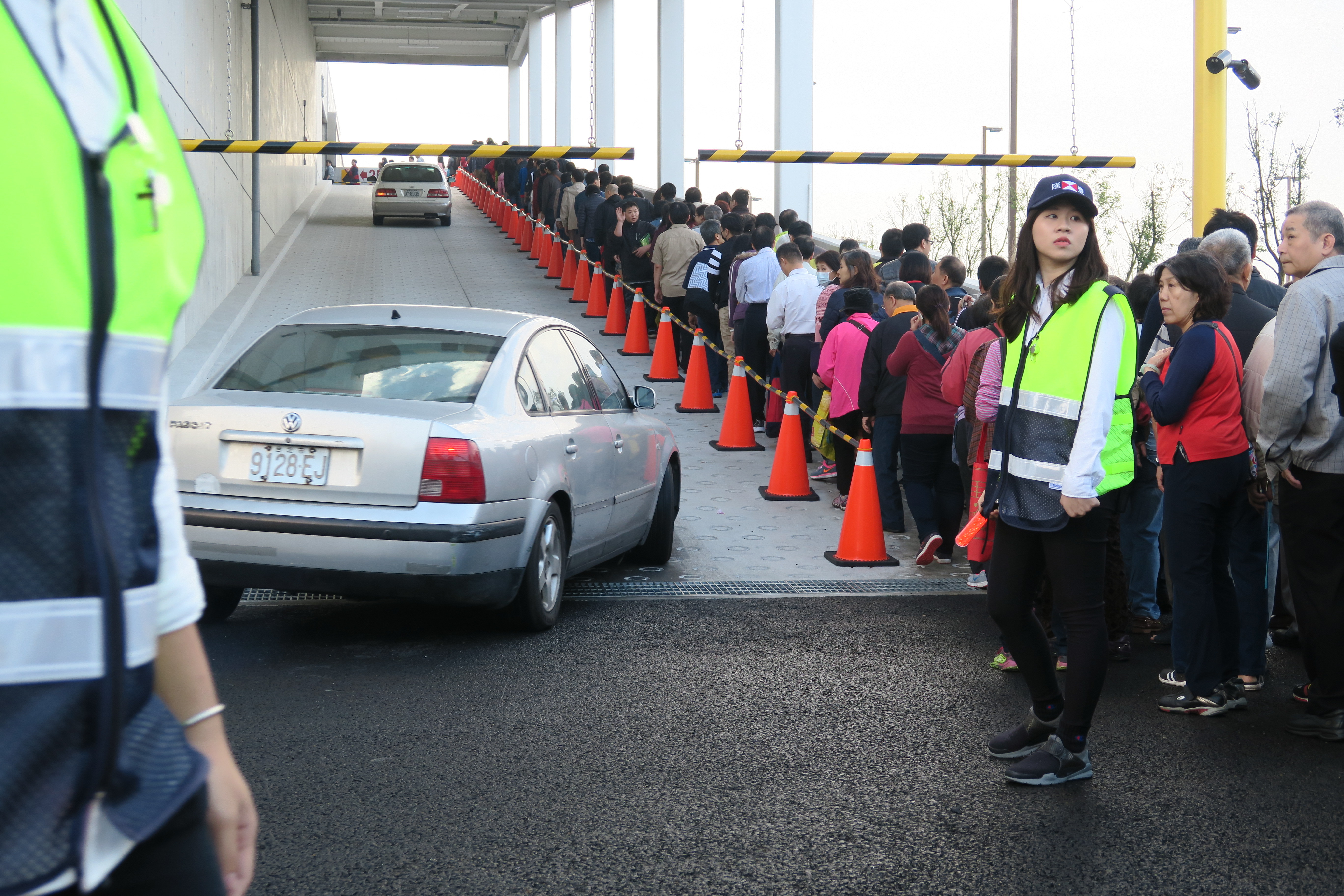 好市多新莊店人潮。（圖／記者曾婉婷攝）
