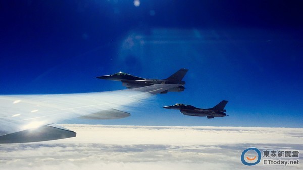 F16伴飛總統蔡英文專機。（圖／隨行記者陶本和攝）