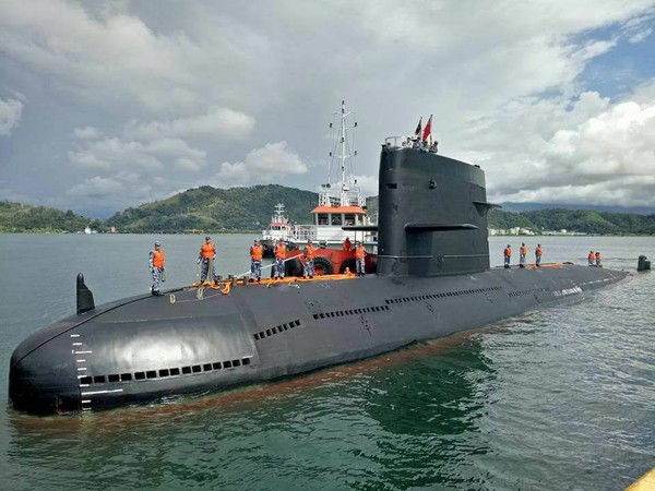 中國一艘039A型潛艇和「長興島號」遠洋打撈救生船抵達亞庇港，這是中國潛艇首次訪問馬來西亞。（圖／翻攝自大陸網站）
