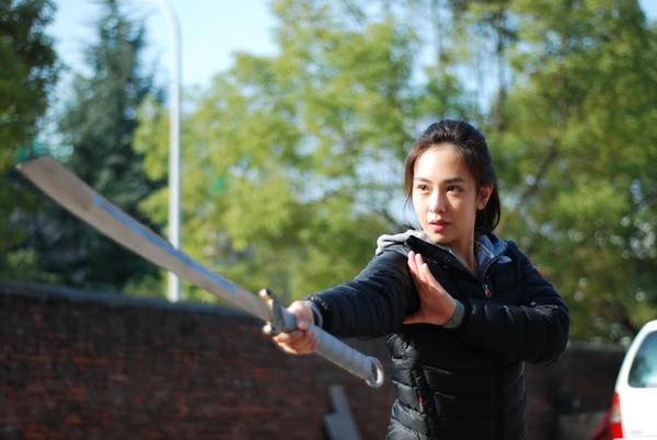 日前丁丁正在浙江橫店拍攝網路大電影《少女黑道》，飾演女主角「原一」，是擁有一身強悍武藝的現代女俠。
