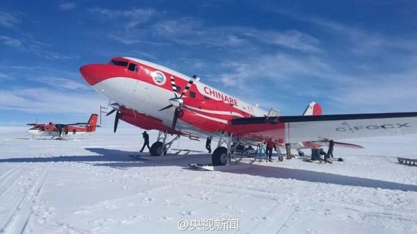 中國首架極地固定翼飛機「雪鷹601」成功降落南極內陸冰蓋最高點，海拔4000多公尺的南極昆侖站。（圖／翻攝自央視微博）