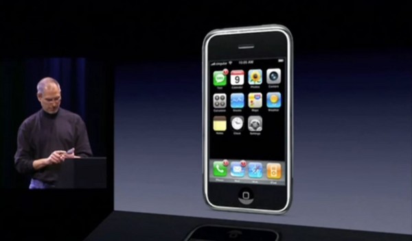 10年前嘲笑iPhone「沒鍵盤」　他慘被蘋果打臉到今天！（圖／翻攝發表會影片）