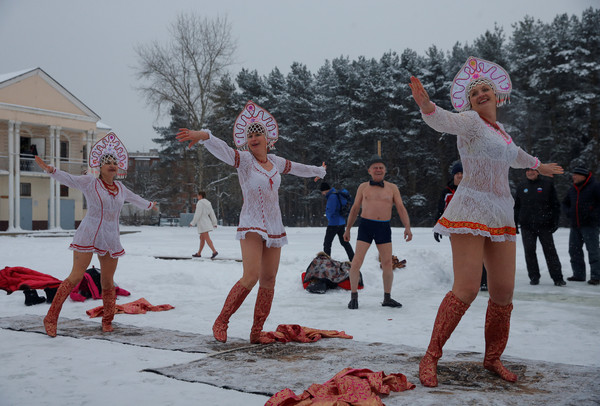 俄羅斯人冰天雪地裸體（圖／路透社）