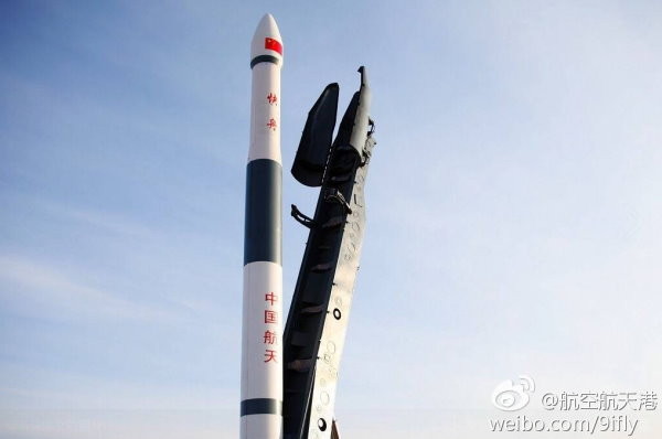 中國航太科工集團公司第四研究院研製的快舟一號甲通用型固體運載火箭，9日12時11分成功發射「吉林林業一號」（吉林一號靈巧視頻0 3星），這款火箭的體型與發射方式都很像東風戰略導彈。（圖／取自微博＠航空航天港）