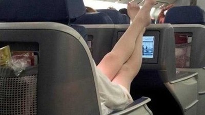乘客機艙鞋子一脫..空姐以為漏油全機停飛！