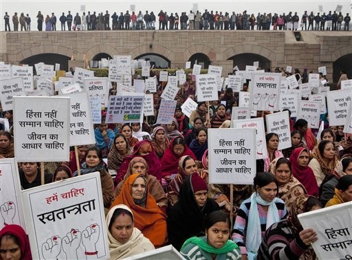 成千上萬名婦女2日走上新德里街頭抗議，希望當局能更加重視婦女安全。(圖／達志影像／美聯社)