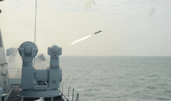 「濰坊」號飛彈護衛艦（舷號550）簡稱「濰坊」艦，是解放軍海軍第15艘054A型飛彈護衛艦，在2017年元月於黃海演習，包括發射導彈與使用近防炮系統對空中類比目標開火。（圖／翻攝自大陸軍網）