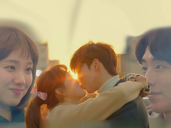 南韓銀色情侶再誕生一組！由模特兒轉戰戲劇圈的南柱赫與李聖經2016年底合作戲劇《舉重妖精金福珠》，兩人24日爆出戀愛說。