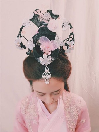 周曉涵11日在臉書曬出古裝照，畫面中可以看到她身穿粉紅色古裝服，梳起頭髮戴起頭冠。