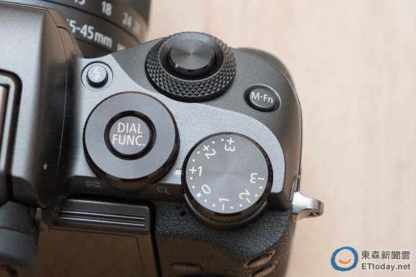 阶机瘦身!Canon EOS M6微单眼开卖,售价22,9