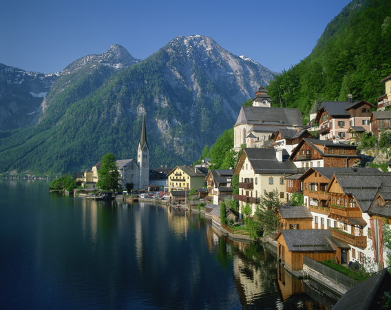 奧地利最美小鎮,哈爾施塔特（Hallstatt）在哈爾施塔特湖畔（圖／達志影像／美聯社）