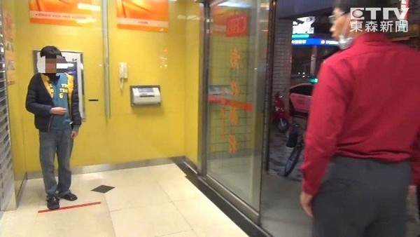 台南市一名15歲少年騎腳踏車到銀行，因好奇躲進ATM旁的暗室，發出「嘶嘶嘶」的微弱聲音，嚇得領錢的民眾報案。