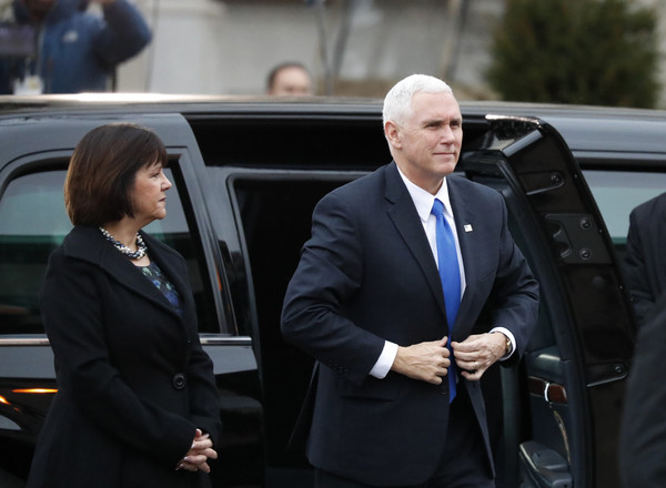 川普副手、美國第48任副總統彭斯（Mike Pence）與妻子Karen抵達教堂。（圖／達志影像／美聯社）