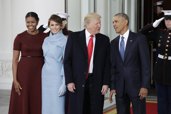 川普、梅蘭妮亞與歐巴馬、蜜雪兒在白宮會面。（圖／達志影像／美聯社）