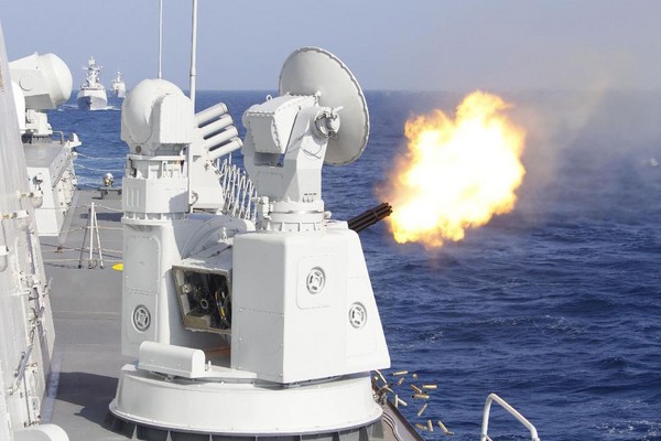 「衡水號」054A型導彈護衛艦（舷號572）國產730型30毫米近防系統猛烈開火。（圖／騰訊）