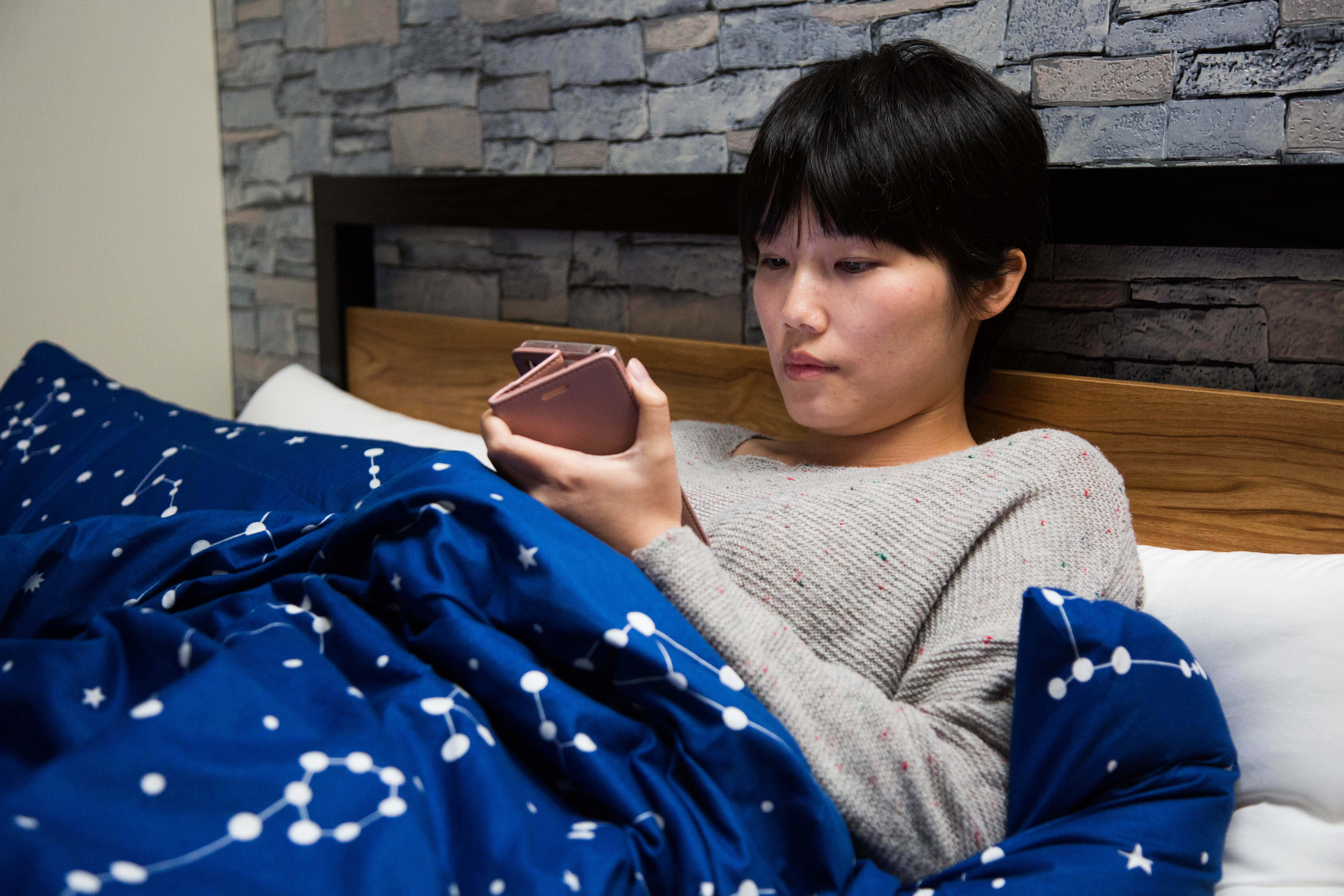 睡前最好不要使用智慧型手機或其他電子螢幕，以免影響睡眠品質。