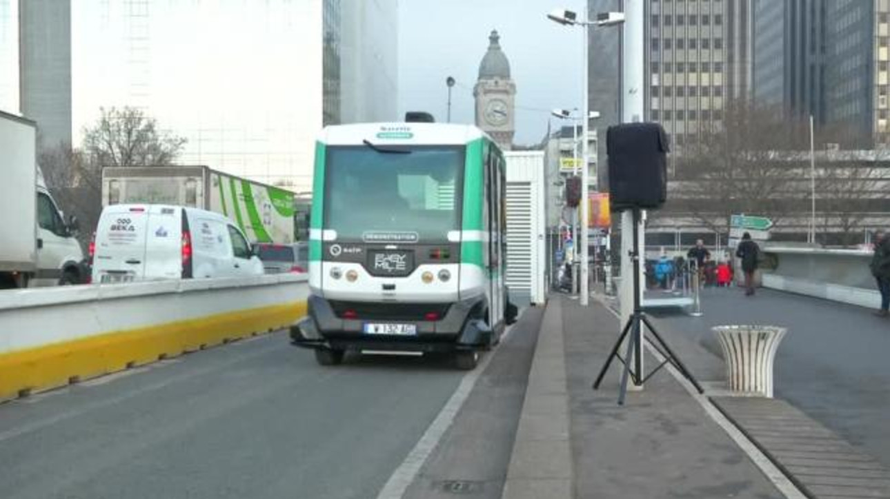 法國在巴黎啟動無人巴士(取自路透社)