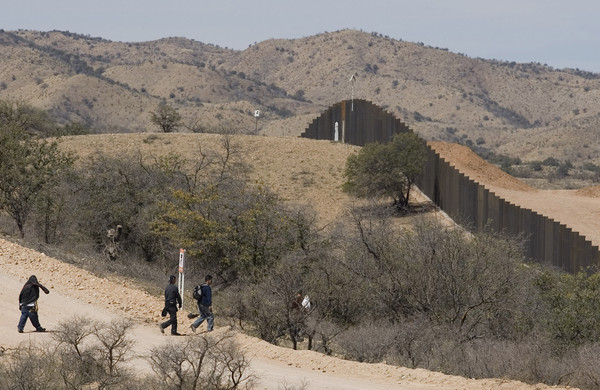 美墨邊境的一處圍籬，攝於2008年。（圖／達志影像／美聯社）