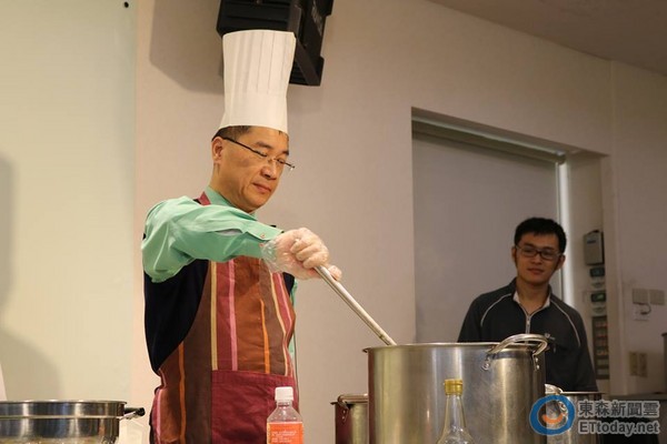 行政院發言人上菜啦！徐國勇家傳滷肉飯＋香菇雞湯大公開（圖／記者張暐珩攝）