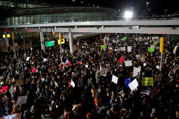 ▲大批民眾在機場外面反對川普的移民禁令。（圖／路透社）