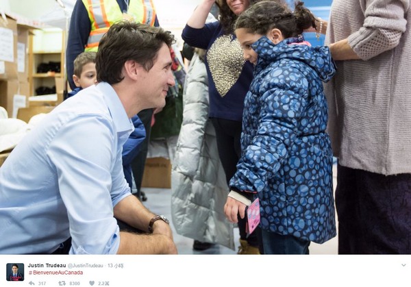 ▲對於川普的「禁移民令」，加拿大總理賈斯汀‧杜魯道立刻貼出2015年親自迎接難民的照片，並附註「歡迎來加拿大。」（圖／翻攝自Justin Trudeau推特）