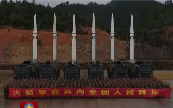大陸火箭軍官兵拜年，後方6枚豎起的東風-15近程彈道導彈，被視為未來解放軍攻台武器之一，被喻為「台海快遞」。（圖／翻攝自央視）