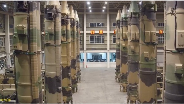 火箭軍所屬導彈部隊駐地倉庫內10枚東風-21C導彈同時豎起。（圖／翻攝自央視）
