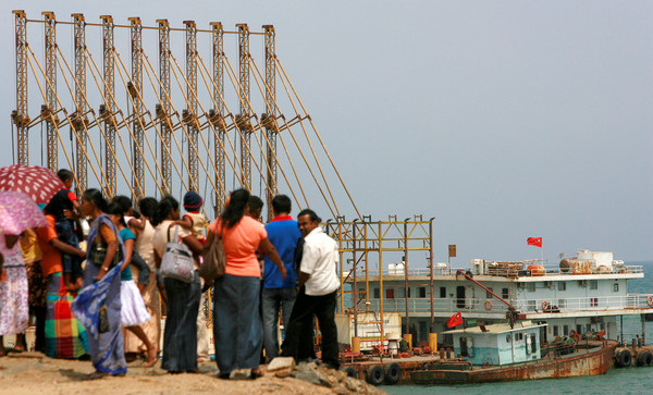 斯里蘭卡政府將南部「漢班托塔港口(Hambantota Port)」租借給中國99年，引發印度軍事上的擔憂。