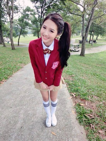 她2月7日上傳一張穿著高中校服的照片。